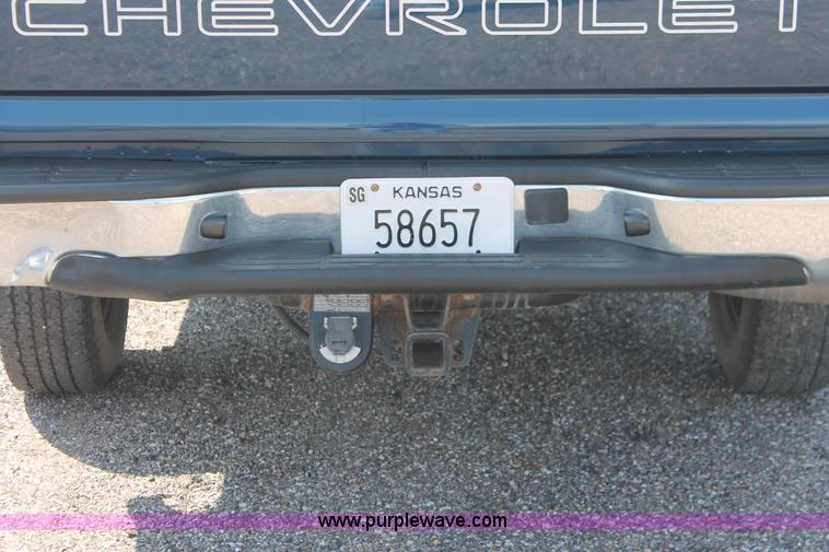image for item D8231 2002 Chevrolet Silverado 2500 pickup truck