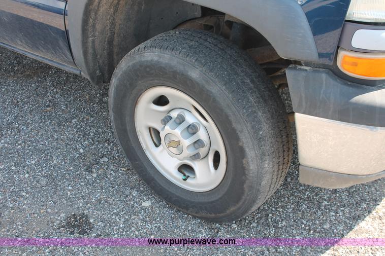 image for item D8231 2002 Chevrolet Silverado 2500 pickup truck