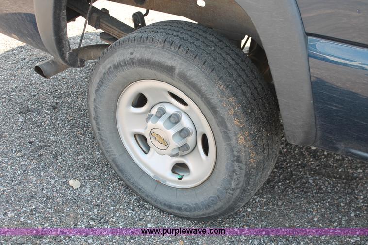 image for item D8231 2002 Chevrolet Silverado 2500 pickup truck