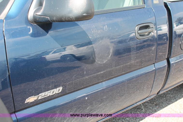 image for item D8231 2002 Chevrolet Silverado 2500 pickup truck