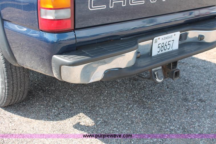 image for item D8231 2002 Chevrolet Silverado 2500 pickup truck