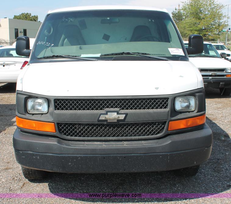 image for item D8232 2005 Chevrolet Express 2500 van