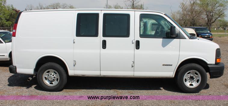 image for item D8232 2005 Chevrolet Express 2500 van