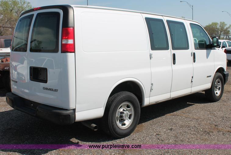 image for item D8232 2005 Chevrolet Express 2500 van