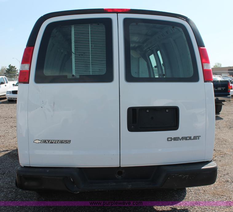 image for item D8232 2005 Chevrolet Express 2500 van