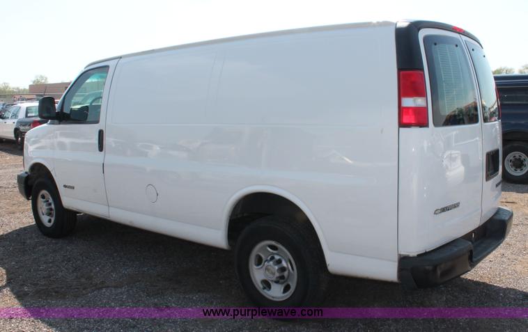 image for item D8232 2005 Chevrolet Express 2500 van