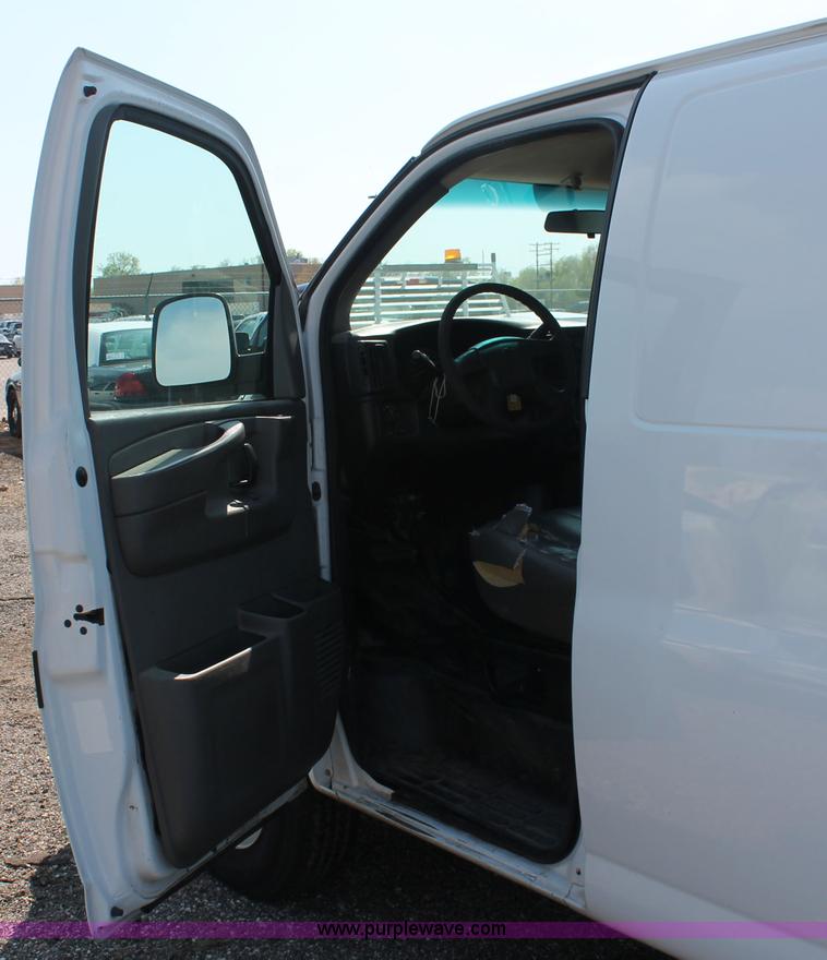 image for item D8232 2005 Chevrolet Express 2500 van