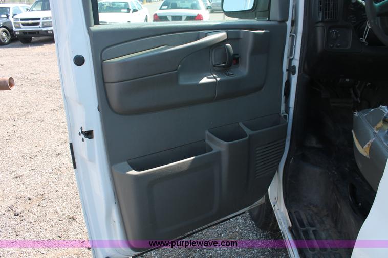 image for item D8232 2005 Chevrolet Express 2500 van