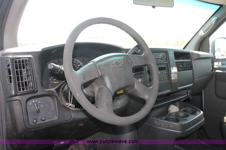 image for item D8232 2005 Chevrolet Express 2500 van