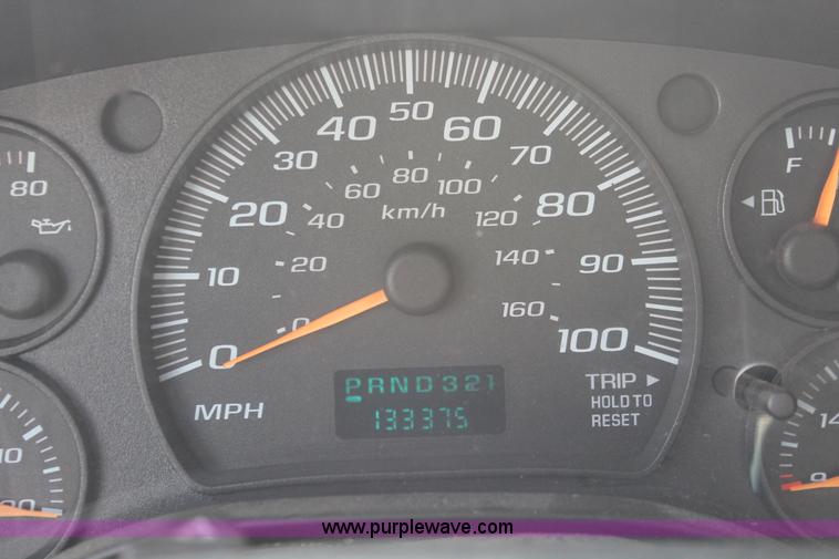 image for item D8232 2005 Chevrolet Express 2500 van