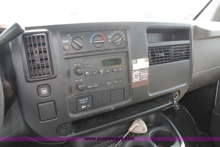 image for item D8232 2005 Chevrolet Express 2500 van