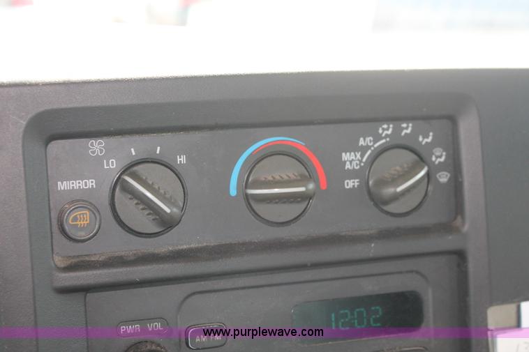 image for item D8232 2005 Chevrolet Express 2500 van