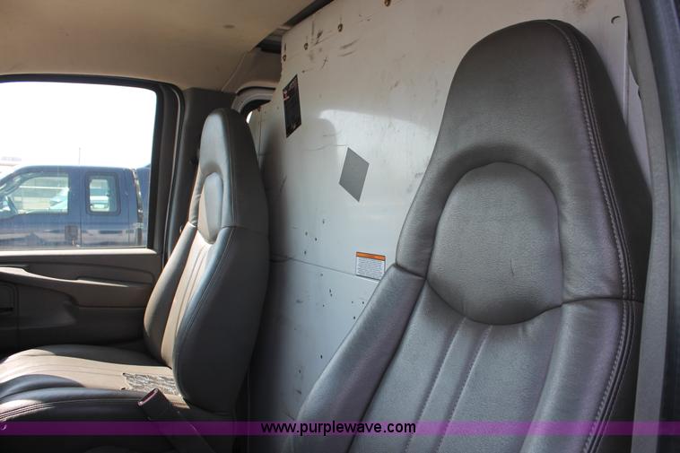 image for item D8232 2005 Chevrolet Express 2500 van