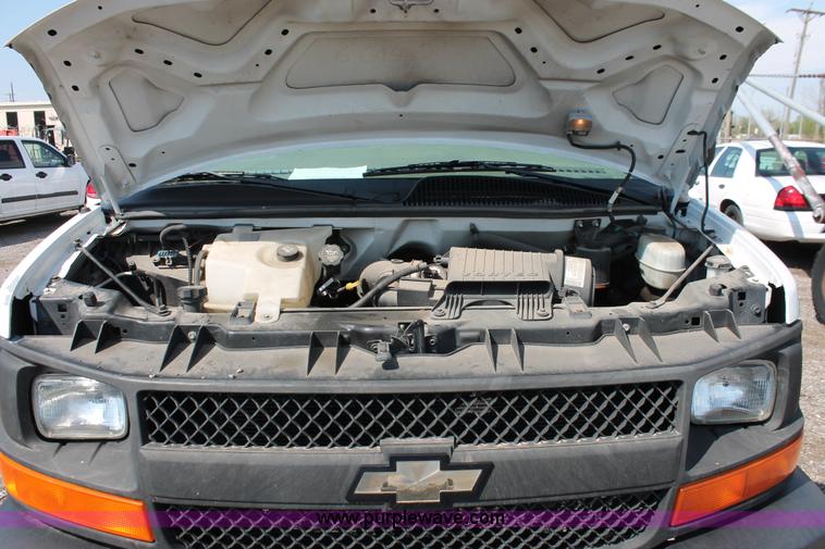 image for item D8232 2005 Chevrolet Express 2500 van