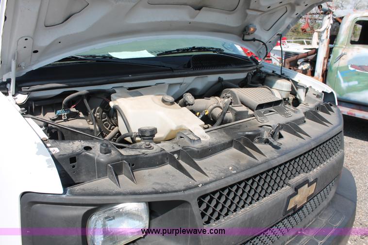 image for item D8232 2005 Chevrolet Express 2500 van