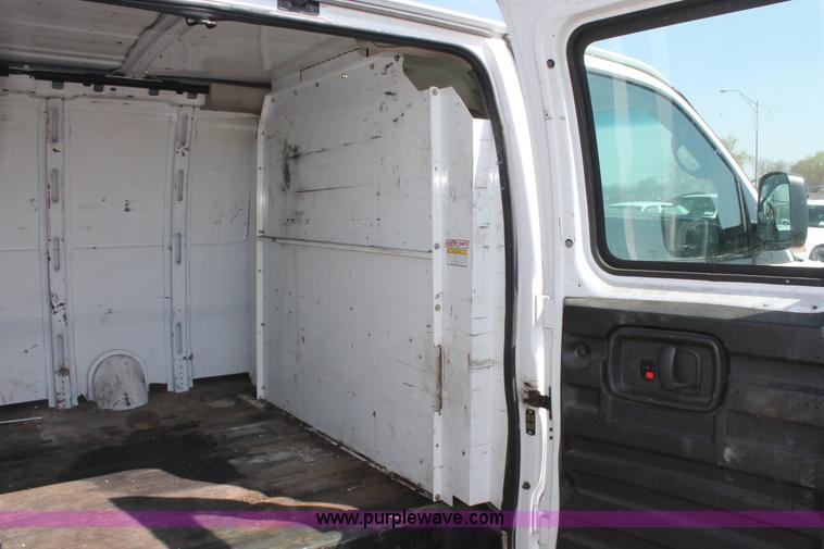 image for item D8232 2005 Chevrolet Express 2500 van