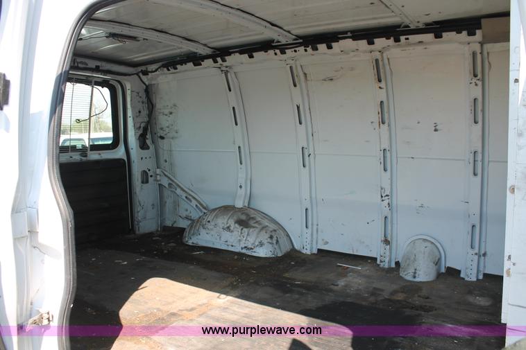 image for item D8232 2005 Chevrolet Express 2500 van