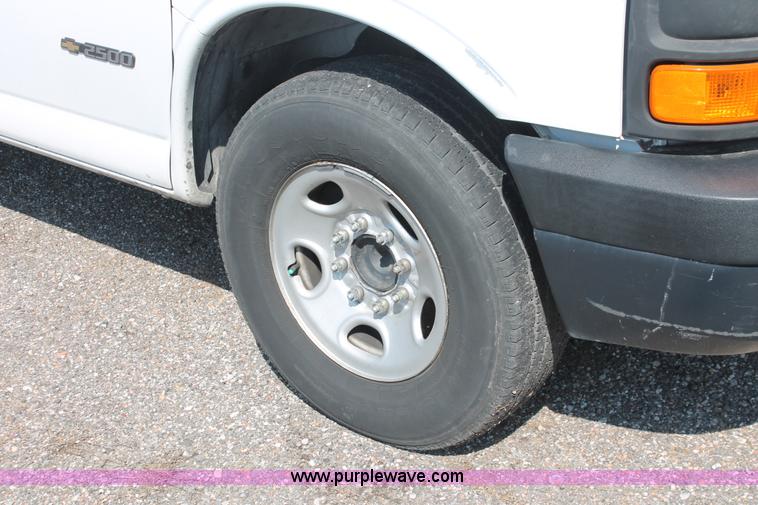 image for item D8232 2005 Chevrolet Express 2500 van