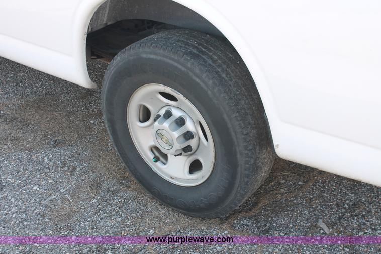 image for item D8232 2005 Chevrolet Express 2500 van