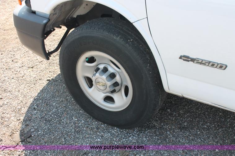 image for item D8232 2005 Chevrolet Express 2500 van