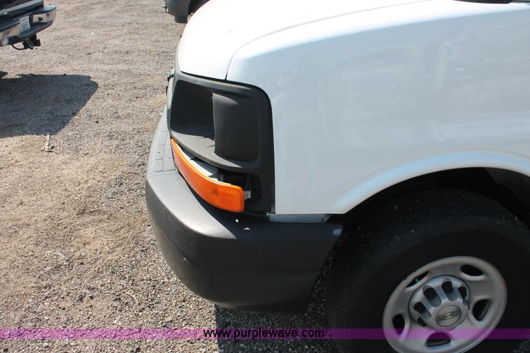 image for item D8232 2005 Chevrolet Express 2500 van