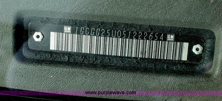 image for item D8232 2005 Chevrolet Express 2500 van