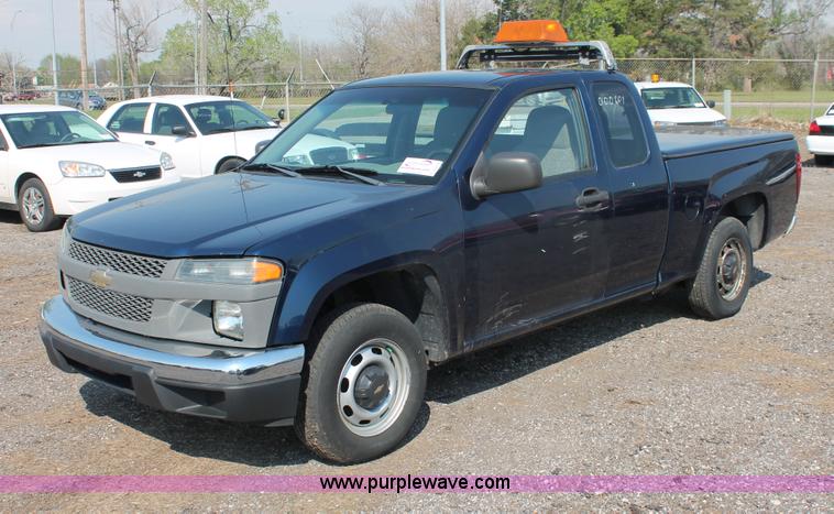 image for item D8236 2004 Chevrolet Colorado extended cab pickup truck