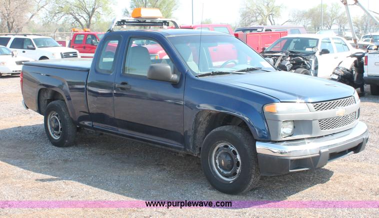 image for item D8236 2004 Chevrolet Colorado extended cab pickup truck