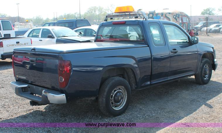 image for item D8236 2004 Chevrolet Colorado extended cab pickup truck