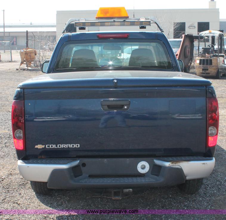 image for item D8236 2004 Chevrolet Colorado extended cab pickup truck