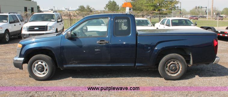 image for item D8236 2004 Chevrolet Colorado extended cab pickup truck
