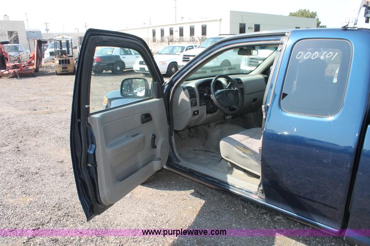 image for item D8236 2004 Chevrolet Colorado extended cab pickup truck