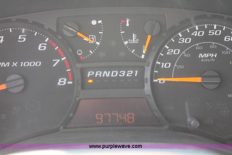 image for item D8236 2004 Chevrolet Colorado extended cab pickup truck