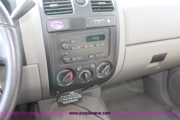 image for item D8236 2004 Chevrolet Colorado extended cab pickup truck