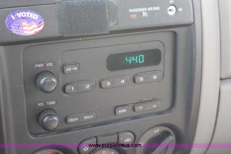 image for item D8236 2004 Chevrolet Colorado extended cab pickup truck