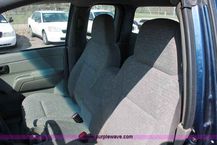 image for item D8236 2004 Chevrolet Colorado extended cab pickup truck