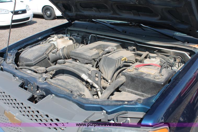 image for item D8236 2004 Chevrolet Colorado extended cab pickup truck