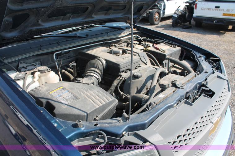 image for item D8236 2004 Chevrolet Colorado extended cab pickup truck