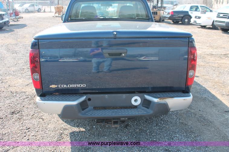 image for item D8236 2004 Chevrolet Colorado extended cab pickup truck
