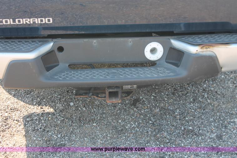 image for item D8236 2004 Chevrolet Colorado extended cab pickup truck
