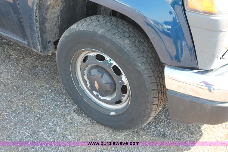 image for item D8236 2004 Chevrolet Colorado extended cab pickup truck