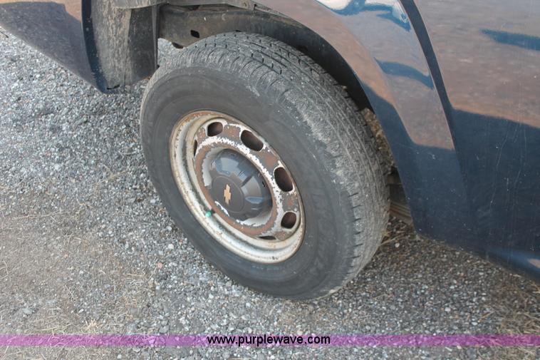 image for item D8236 2004 Chevrolet Colorado extended cab pickup truck