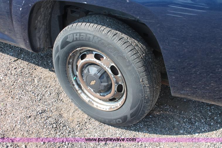 image for item D8236 2004 Chevrolet Colorado extended cab pickup truck