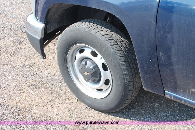 image for item D8236 2004 Chevrolet Colorado extended cab pickup truck