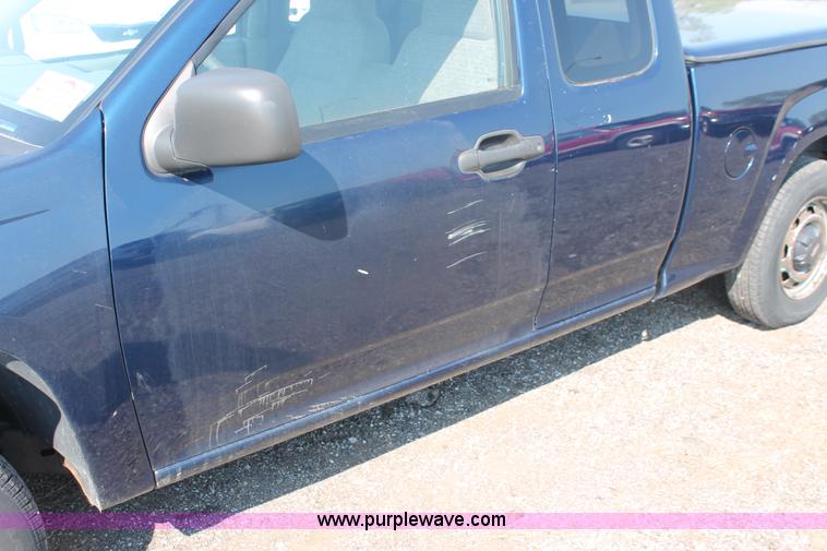 image for item D8236 2004 Chevrolet Colorado extended cab pickup truck