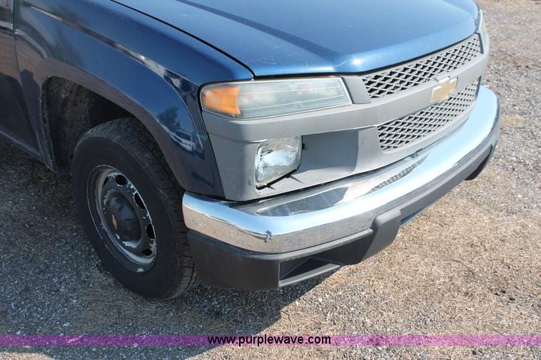 image for item D8236 2004 Chevrolet Colorado extended cab pickup truck