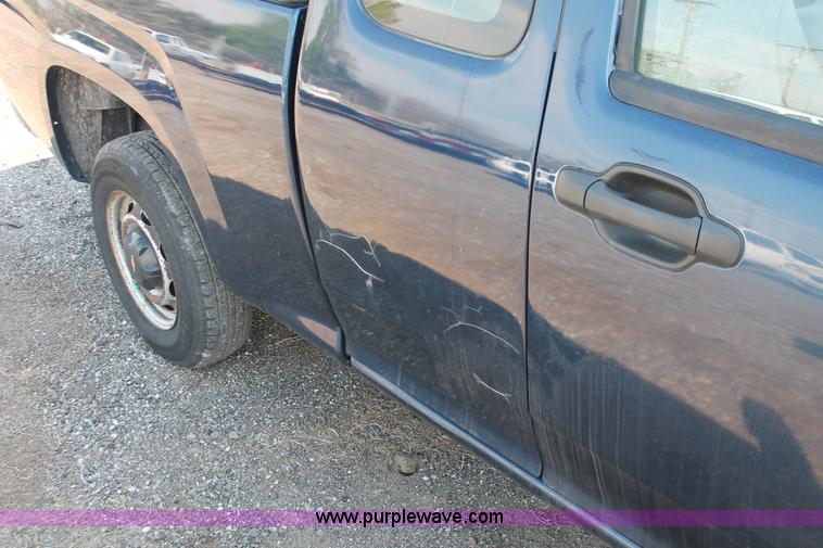 image for item D8236 2004 Chevrolet Colorado extended cab pickup truck