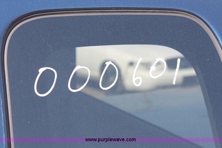 image for item D8236 2004 Chevrolet Colorado extended cab pickup truck