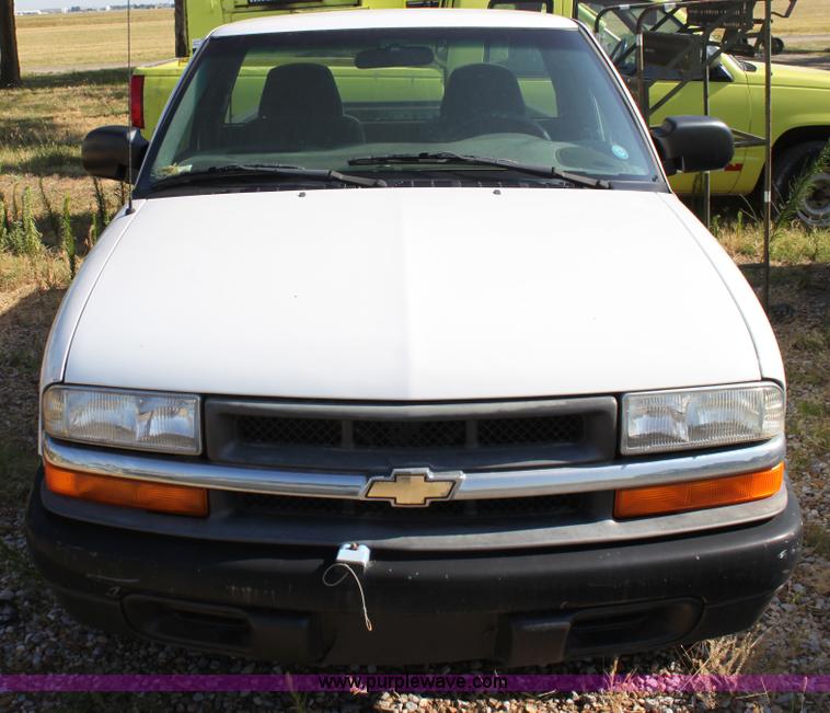 image for item D8240 2000 Chevrolet S10 pickup truck