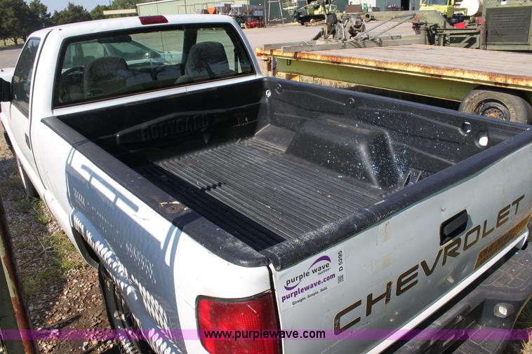 image for item D8240 2000 Chevrolet S10 pickup truck